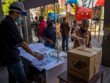 Funcionarios del Consejo Nacional Electoral (CNE) venezolano realizan un tutorial de voto para los ciudadanos, el 11 de noviembre de 2021 en Caracas