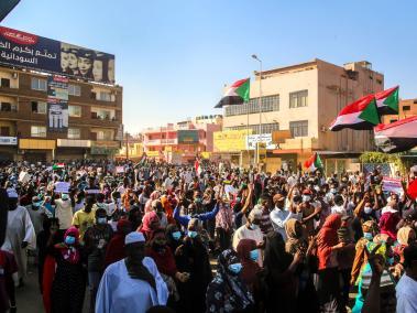 El pueblo sudanés protesta contra el golpe militar en Jartum, Sudán, el 13 de noviembre de 2021.