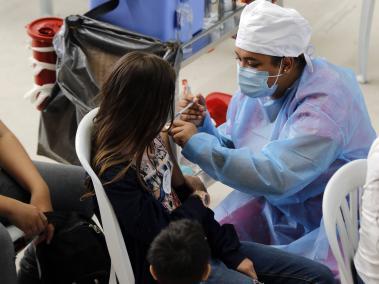 Luego de la exigencia del carné de vacunación para el ingreso a establecimientos públicos. En Medellín se han visto más personas acercarse a los puntos de vacunación para aplicarse la primera dosis o completar el esquema de vacunas contra el covid-19.