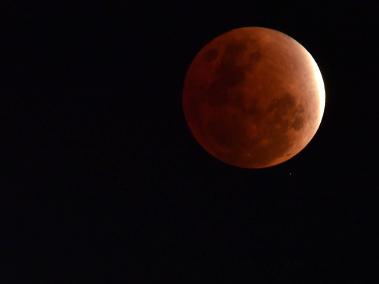 El eclipse, en cuya fase más fuerte se oscureció el 99,1 por ciento de la superficie visible de la Luna, también fue apreciado desde algunas zonas del noreste de Asia, Polinesia y el este de Australia, como Brisbane. Foto: EFE/EPA/DARREN ENGLAND