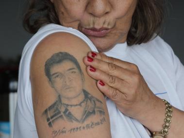 Doris Tejada enseña su brazo con el tatuaje del rostro de su hijo.