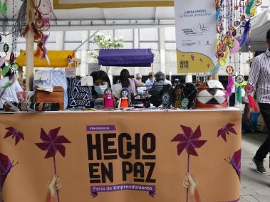 Con movilización y feria de emprendimiento, Medellín conmemora los cinco años del Acuerdo de Paz. Una movilización por la vida y la defensa de los acuerdos por parte de los firmantes de la Paz, provenientes de cinco departamentos, y otros ciudadanos que marcharon desde el parque de Los Deseos hasta el Centro Administrativo La Alpujarra.