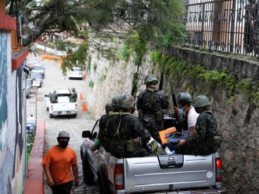 Militares custodian material electoral en Tegucigalpa.