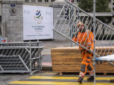 Obreros desmontan la infraestructura de la reunión ministerial de la OMC, al ser esta pospuesta.
