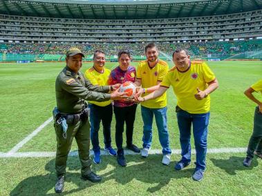 EL Ministro del Deporte Guillermo Herrera estuvo en el juego de la Selección Colombia femenina.