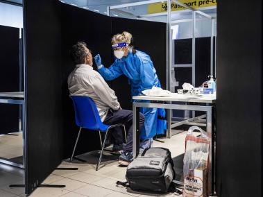 Los viajeros de Sudáfrica se someten a pruebas de covid en el aeropuerto de Schiphol, Países Bajos, el 30 de noviembre de 2021.