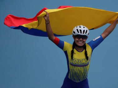 Valeria Rodríguez de Colombia celebra al ganar la prueba 200m metra contra meta.
