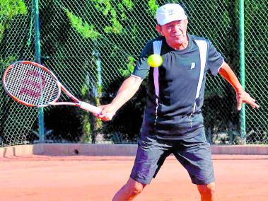 Velasco, aún activo en el tenis a sus 74 años.