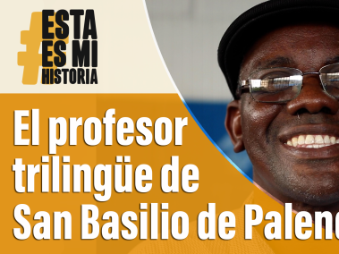 El profesor Luis Felipe Salgado enseña inglés y lengua palenquera a los estudiantes del IED Paulino Salgado Batata en Barranquilla.