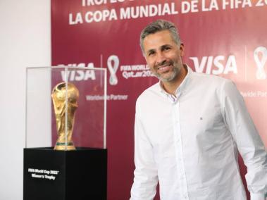 La copa trofeo de los campeones de la Copa Mundial de la Fifa se encuentra exhibida en el CC Unicentro traída por visa y grupo Aval, Mario Yepes ex jugador de la selección Colombia la acompaña.