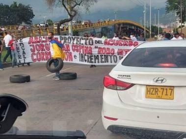 Trabajadores de Emcali bloquean una vía cerca de Comfandi El Prado.