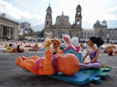 Juguetes son instalados en la Plaza de Bolívar para hacer un llamado a preservar los derechos de la niñez.