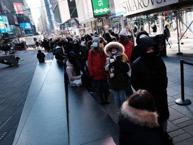 Personas haciendo fila en Times Square para hacerse una prueba de covid-19.