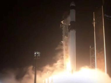 Una nave espacial de reabastecimiento SpaceX Dragon se lanza en un cohete Falcon 9 desde Launch Pad 39A en Kennedy para la 24ª misión de servicios de reabastecimiento comercial de la compañía para la Nasa.