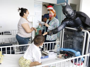 Batman de Medellín entrega regalos en Navidad