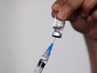 Un trabajador de salud prepara una dosis de la vacuna Sinovac-CoronaVac contra COVID-19 en un centro de vacunación de Santiago, el 23 de diciembre de 2021.