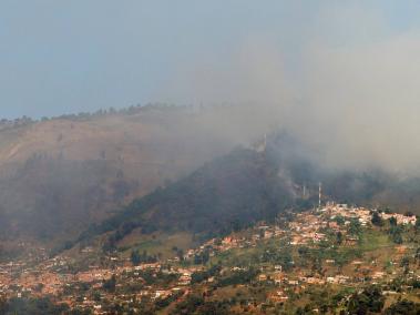 En épocas de poca lluvia, los incendios forestales o quemas son generales en los alrededores de Medellín y el valle de Aburrá.