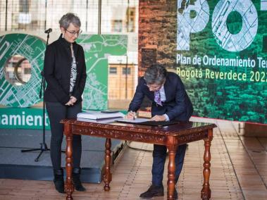 Claudia López y María Mercedes Jaramillo, secretaria de Planeación, firmaron el decreto del POT.
