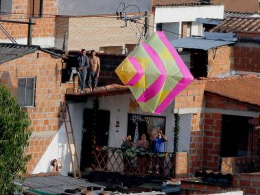 La caída de globos con mecha encendida siguen causando incendios en Medellín
