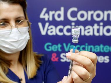 Un médico prepara una dosis de la vacuna Pfizer-BioNTech contra el coronavirus, que se utilizará como cuarta inyección, en las clínicas ambulatorias del centro cardiovascular del Centro Médico Sheba en Ramat Gan, cerca de la ciudad costera israelí de Tel Aviv, en diciembre.