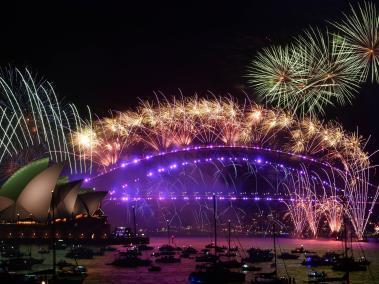 Decenas de embarcaciones observan los fuegos artificiales de la Ópera de Sídney (Australia), con motivo de la entrada del Año Nuevo.