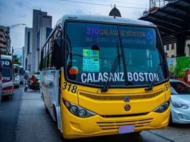 Los vehículos de servicio público tipo bus, buseta y microbús portarán un distintivo permanente en un círculo de fondo naranja
