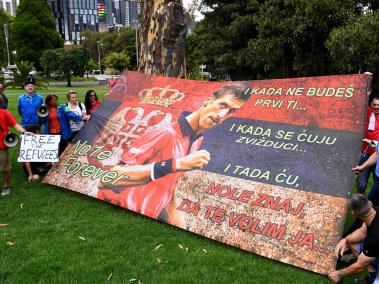 Varios serbios se manifestaron en Melbourne, frente al lugar donde supuestamente estaría retenido Novak Djokovic.