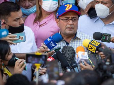 El gobernador electo del estado Barinas, Sergio Garrido, habla a los medios de comunicación hoy, en Barinas (Venezuela).