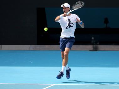 Novak Djokovic entrenando para el Abierto de Australia