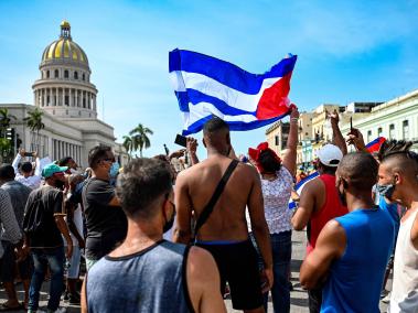 En esta foto de archivo tomada el 11 de julio de 2021, se ve a cubanos frente al Capitolio de La Habana durante una manifestación contra el gobierno del presidente cubano Miguel Díaz-Canel, en La Habana.