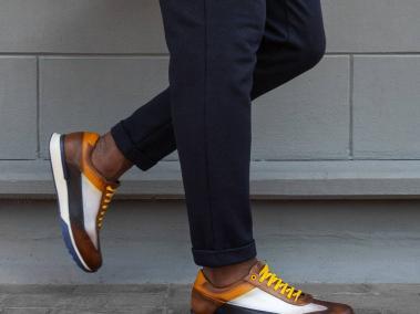 La tendencia son los zapatos bicolor o multicolor, es decir que tengan detalles en un color distinto al color primario del zapato.