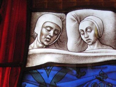 BBC Mundo: Vidriera medieval de una iglesia que muestra a una pareja del Medievo durmiendo