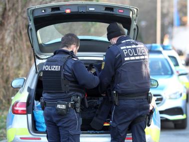 Los agentes de policía volvieron a poner su equipo en su automóvil en el complejo de la Universidad de Heidelberg, en el suroeste de Alemania, después de un ataque de un perpetrador solitario el 24 de enero de 2022.