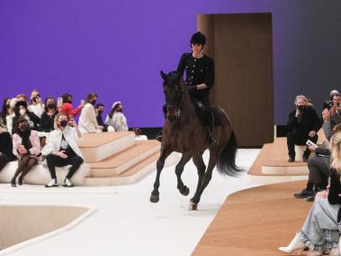 Carlota Casiraghi preside montada a caballo el desfile de alta costura de
Chanel