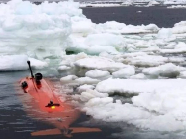 expertos de la Universidad de Gotemburgo analizando el iceberg  Thwaites, en la Antartida.