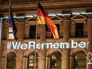 Una proyección de luz del hashtag '#WeRemember se ve en el edificio del Reichstag en Berlín, Alemania, el 23 de enero de 2022.