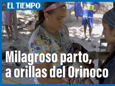 Una indígena venezolana de 17 años descansa en una hamaca mientras la enfermera del pueblo carga a su bebé, al que dio a luz recién en el suelo.