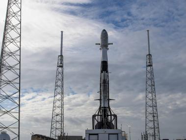 El Falcon 9 y el COSMO-SkyMed Second Generation FM2 verticales en el Space Launch Complex 40 antes del lanzamiento.
