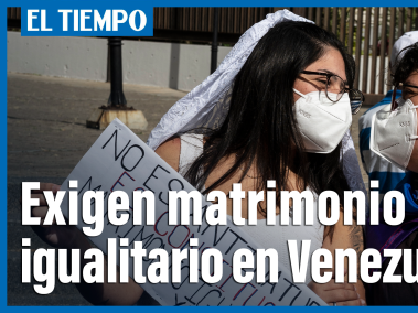 Decenas de personas de la comunidad LGBTI se manifestaron el lunes con banderas, pancartas y besos frente a la máxima corte venezolana en Caracas para exigir una respuesta a una demanda sobre el matrimonio igualitario introducida hace siete años y hasta ahora sin respuesta.