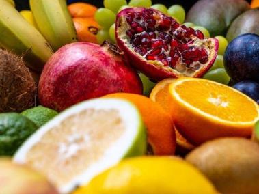 Todas las frutas son saludables. Lo más recomendable es consumirlas enteras y no en jugos.