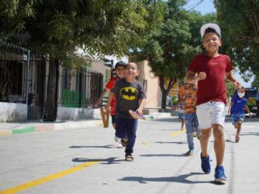Las calles pavimentadas también son un espacios para la recreación de los niños de San Luis.
