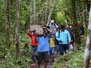 Algunos candidatos tienen que hacer largos recorridos en medio de la selva para poder llegar a poblados recónditos.