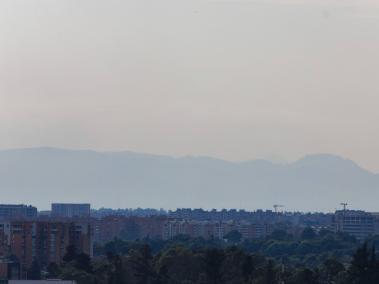 El fin de semana bajaron los niveles de contaminación del aire en Bogotá, pero no los incendios que afectan a la ciudad.