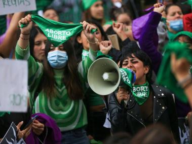 Frente a la Corte Constitucional, un plantón de feministas se manifiesta contra la aprobación del aborto en Colombia