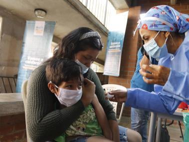 Plan piloto de vacunación en instituciones educativas de Medellín, luego de retomar las clases 100% presenciales.