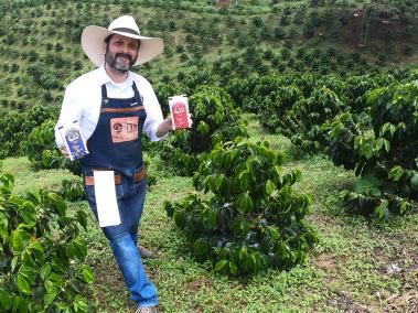 Jhon Jairo Salgado, gerente de Café Villa Laura Brew Lab con sus dos cafés ganadores.