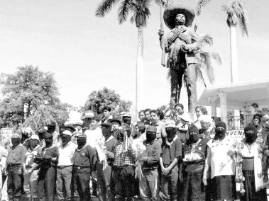 El Ejército Zapatista de Liberación Nacional de México entró en escena en 1994 en el estado de Chiapas y en 2006 devino en movimiento político. En la imagen, de 2001, líderes del Frente Zapatista que surgió en 1997 rinden tributo a Emiliano Zapata, en Morelos.