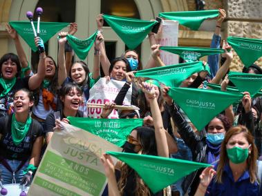 Un grupo de feministas, que reclama por la despenalización del aborto, llega hasta el teatro Colón , mientras que en su interior la Corte Constitucional conmemora sus 30 años de creación. 17 de Febrero 2022