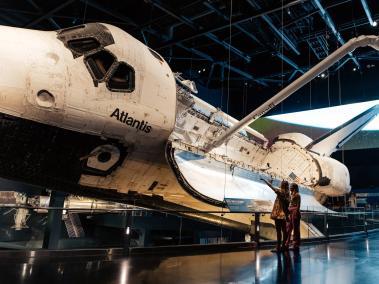 El Centro Espacial Kennedy cuenta con un complejo de visitantes que narra los hitos de la carrera espacial estadounidense.