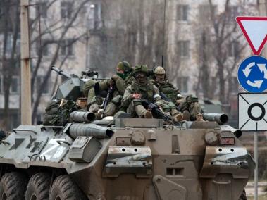 Los militares viajan sobre un vehículo blindado ruso en Armyansk, Crimea, el 25 de febrero de 2022.
